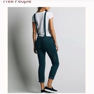 Free People Washed Denim Skinny Overalls NWOT. Super cute and never worn. Sz 27